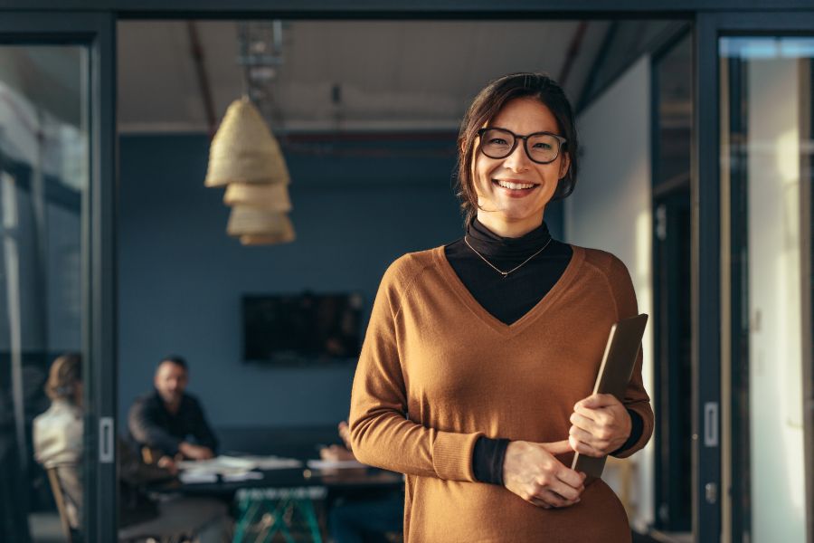 mujer satisfecha en su trabajo