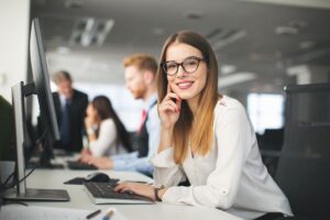 chica con gafas en su puesto de trabajo